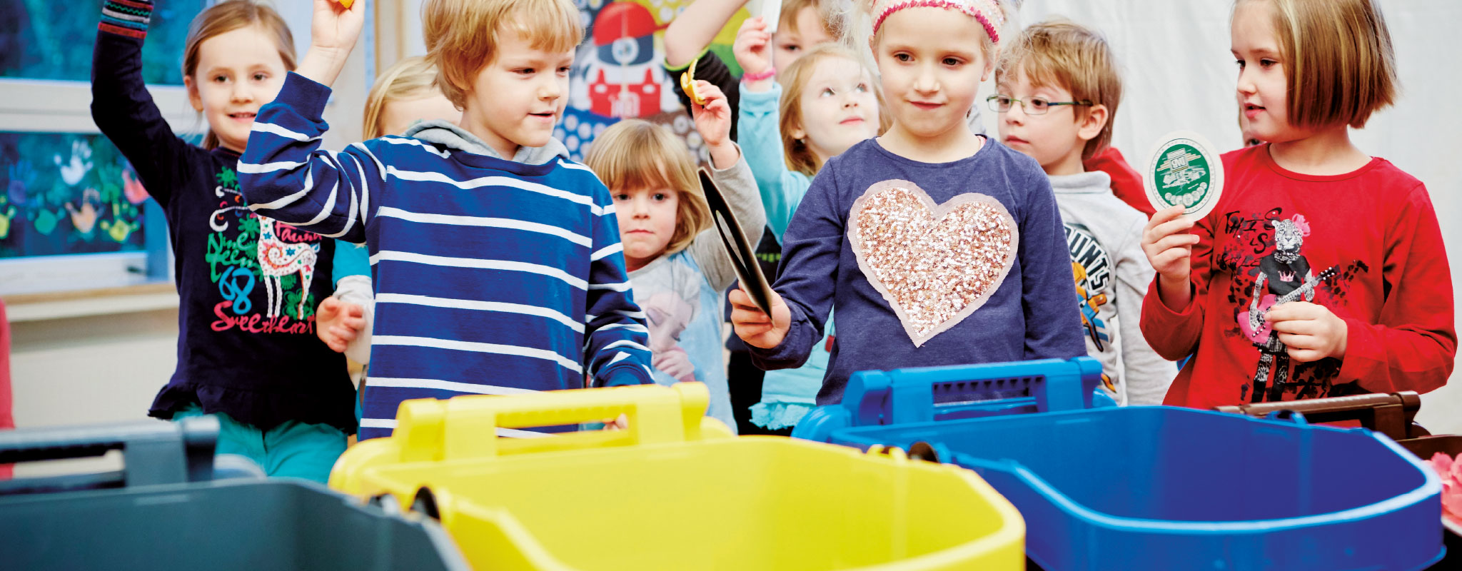 So macht Umwelterziehung Spaß: Kindergartenkinder entdecken die Welt der farbigen Tonnen