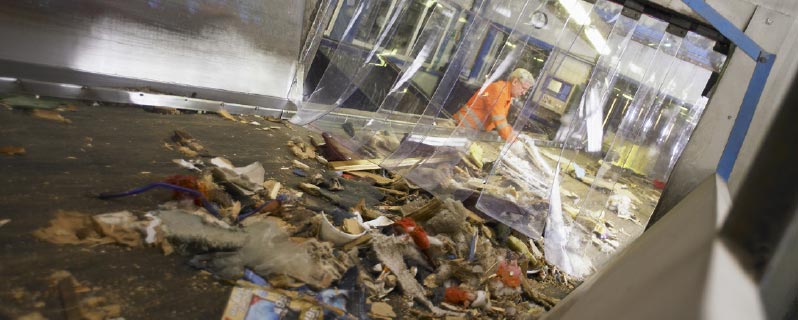 Händisches Aussortieren nicht zum Recycling geeigneter Materialien am Förderband