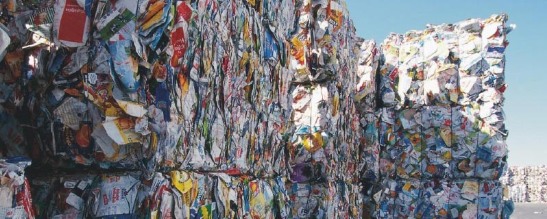 Zu Quadern gepresste Verpackungen warten aufs Recycling